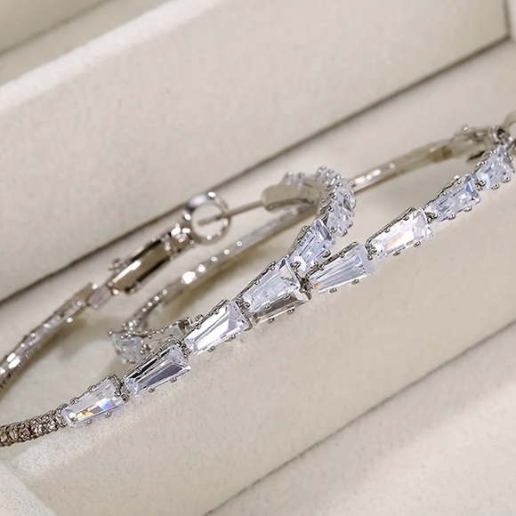 SPARKLING GRADIENT SQUARE CUT HOOP EARRINGS - Picture 10 of 11